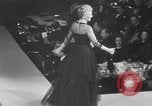 Immagine di Sfilata di moda New York United States USA, 1949, secondo 56 filmato di repertorio 65675070979