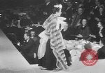 Immagine di Sfilata di moda New York United States USA, 1949, secondo 61 filmato di repertorio 65675070979