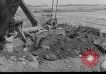 Standbild Staudamm im Bau United States USA, 1956, aus Sekunde 27 historischem Filmmaterial Videoclip 65675070983