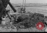 Standbild Staudamm im Bau United States USA, 1956, aus Sekunde 28 historischem Filmmaterial Videoclip 65675070983