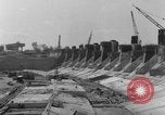 Standbild Staudamm im Bau United States USA, 1956, aus Sekunde 54 historischem Filmmaterial Videoclip 65675070983