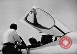 Standbild ersten Testflug der Douglas F5D Skylancer Flugzeuge California USA, 1956, aus Sekunde 18 historischem Filmmaterial Videoclip 65675070984