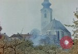 Standbild Gramastetten Österreich Kirche Markt Bereich in Brand Gramastetten Österreich, 1945, aus Sekunde 3 historischem Filmmaterial Videoclip 65675070987