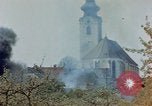 Standbild Gramastetten Österreich Kirche Markt Bereich in Brand Gramastetten Österreich, 1945, aus Sekunde 4 historischem Filmmaterial Videoclip 65675070987