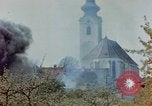 Standbild Gramastetten Österreich Kirche Markt Bereich in Brand Gramastetten Österreich, 1945, aus Sekunde 5 historischem Filmmaterial Videoclip 65675070987