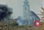Standbild Gramastetten Österreich Kirche Markt Bereich in Brand Gramastetten Österreich, 1945, aus Sekunde 6 historischem Filmmaterial Videoclip 65675070987