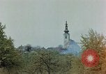 Standbild Gramastetten Österreich Kirche Markt Bereich in Brand Gramastetten Österreich, 1945, aus Sekunde 10 historischem Filmmaterial Videoclip 65675070987