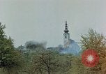 Standbild Gramastetten Österreich Kirche Markt Bereich in Brand Gramastetten Österreich, 1945, aus Sekunde 11 historischem Filmmaterial Videoclip 65675070987