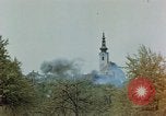 Standbild Gramastetten Österreich Kirche Markt Bereich in Brand Gramastetten Österreich, 1945, aus Sekunde 12 historischem Filmmaterial Videoclip 65675070987