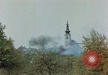 Standbild Gramastetten Österreich Kirche Markt Bereich in Brand Gramastetten Österreich, 1945, aus Sekunde 13 historischem Filmmaterial Videoclip 65675070987