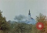 Standbild Gramastetten Österreich Kirche Markt Bereich in Brand Gramastetten Österreich, 1945, aus Sekunde 14 historischem Filmmaterial Videoclip 65675070987