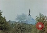 Standbild Gramastetten Österreich Kirche Markt Bereich in Brand Gramastetten Österreich, 1945, aus Sekunde 15 historischem Filmmaterial Videoclip 65675070987