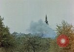 Standbild Gramastetten Österreich Kirche Markt Bereich in Brand Gramastetten Österreich, 1945, aus Sekunde 16 historischem Filmmaterial Videoclip 65675070987