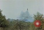 Standbild Gramastetten Österreich Kirche Markt Bereich in Brand Gramastetten Österreich, 1945, aus Sekunde 17 historischem Filmmaterial Videoclip 65675070987