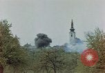 Standbild Gramastetten Österreich Kirche Markt Bereich in Brand Gramastetten Österreich, 1945, aus Sekunde 18 historischem Filmmaterial Videoclip 65675070987