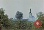 Standbild Gramastetten Österreich Kirche Markt Bereich in Brand Gramastetten Österreich, 1945, aus Sekunde 19 historischem Filmmaterial Videoclip 65675070987