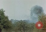 Standbild Gramastetten Österreich Kirche Markt Bereich in Brand Gramastetten Österreich, 1945, aus Sekunde 28 historischem Filmmaterial Videoclip 65675070987