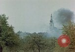 Standbild Gramastetten Österreich Kirche Markt Bereich in Brand Gramastetten Österreich, 1945, aus Sekunde 29 historischem Filmmaterial Videoclip 65675070987