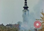 Standbild Gramastetten Österreich Kirche Markt Bereich in Brand Gramastetten Österreich, 1945, aus Sekunde 42 historischem Filmmaterial Videoclip 65675070987