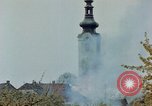 Standbild Gramastetten Österreich Kirche Markt Bereich in Brand Gramastetten Österreich, 1945, aus Sekunde 43 historischem Filmmaterial Videoclip 65675070987