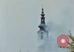Standbild Gramastetten Österreich Kirche Markt Bereich in Brand Gramastetten Österreich, 1945, aus Sekunde 51 historischem Filmmaterial Videoclip 65675070987