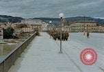Image des prisonniers de guerre allemands cross Pont Nibelungen plus Donau River Linz en Autriche, 1945, de la seconde 3 séquences d'archives historiques vidéo 65675070988