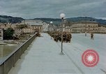 Image des prisonniers de guerre allemands cross Pont Nibelungen plus Donau River Linz en Autriche, 1945, de la seconde 4 séquences d'archives historiques vidéo 65675070988