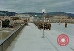 Image des prisonniers de guerre allemands cross Pont Nibelungen plus Donau River Linz en Autriche, 1945, de la seconde 5 séquences d'archives historiques vidéo 65675070988