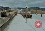 Image des prisonniers de guerre allemands cross Pont Nibelungen plus Donau River Linz en Autriche, 1945, de la seconde 6 séquences d'archives historiques vidéo 65675070988