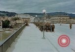 Image des prisonniers de guerre allemands cross Pont Nibelungen plus Donau River Linz en Autriche, 1945, de la seconde 7 séquences d'archives historiques vidéo 65675070988