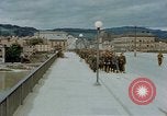 Image des prisonniers de guerre allemands cross Pont Nibelungen plus Donau River Linz en Autriche, 1945, de la seconde 8 séquences d'archives historiques vidéo 65675070988