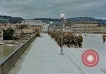 Image des prisonniers de guerre allemands cross Pont Nibelungen plus Donau River Linz en Autriche, 1945, de la seconde 9 séquences d'archives historiques vidéo 65675070988