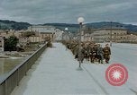 Image des prisonniers de guerre allemands cross Pont Nibelungen plus Donau River Linz en Autriche, 1945, de la seconde 10 séquences d'archives historiques vidéo 65675070988