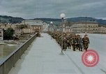 Image des prisonniers de guerre allemands cross Pont Nibelungen plus Donau River Linz en Autriche, 1945, de la seconde 11 séquences d'archives historiques vidéo 65675070988