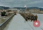 Image des prisonniers de guerre allemands cross Pont Nibelungen plus Donau River Linz en Autriche, 1945, de la seconde 12 séquences d'archives historiques vidéo 65675070988
