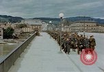 Image des prisonniers de guerre allemands cross Pont Nibelungen plus Donau River Linz en Autriche, 1945, de la seconde 13 séquences d'archives historiques vidéo 65675070988