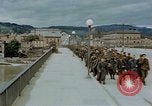 Image des prisonniers de guerre allemands cross Pont Nibelungen plus Donau River Linz en Autriche, 1945, de la seconde 14 séquences d'archives historiques vidéo 65675070988