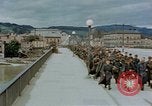 Image des prisonniers de guerre allemands cross Pont Nibelungen plus Donau River Linz en Autriche, 1945, de la seconde 15 séquences d'archives historiques vidéo 65675070988