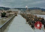 Image des prisonniers de guerre allemands cross Pont Nibelungen plus Donau River Linz en Autriche, 1945, de la seconde 16 séquences d'archives historiques vidéo 65675070988
