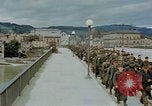Image des prisonniers de guerre allemands cross Pont Nibelungen plus Donau River Linz en Autriche, 1945, de la seconde 17 séquences d'archives historiques vidéo 65675070988