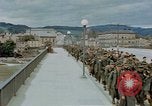 Image des prisonniers de guerre allemands cross Pont Nibelungen plus Donau River Linz en Autriche, 1945, de la seconde 18 séquences d'archives historiques vidéo 65675070988