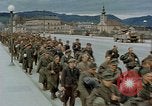 Image des prisonniers de guerre allemands cross Pont Nibelungen plus Donau River Linz en Autriche, 1945, de la seconde 19 séquences d'archives historiques vidéo 65675070988