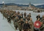 Image des prisonniers de guerre allemands cross Pont Nibelungen plus Donau River Linz en Autriche, 1945, de la seconde 20 séquences d'archives historiques vidéo 65675070988