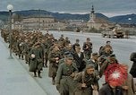 Image des prisonniers de guerre allemands cross Pont Nibelungen plus Donau River Linz en Autriche, 1945, de la seconde 21 séquences d'archives historiques vidéo 65675070988