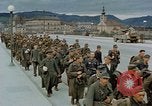 Image des prisonniers de guerre allemands cross Pont Nibelungen plus Donau River Linz en Autriche, 1945, de la seconde 22 séquences d'archives historiques vidéo 65675070988