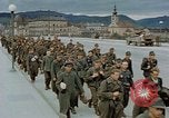 Image des prisonniers de guerre allemands cross Pont Nibelungen plus Donau River Linz en Autriche, 1945, de la seconde 23 séquences d'archives historiques vidéo 65675070988