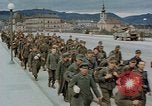Image des prisonniers de guerre allemands cross Pont Nibelungen plus Donau River Linz en Autriche, 1945, de la seconde 24 séquences d'archives historiques vidéo 65675070988