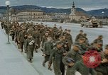 Image des prisonniers de guerre allemands cross Pont Nibelungen plus Donau River Linz en Autriche, 1945, de la seconde 25 séquences d'archives historiques vidéo 65675070988