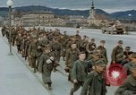 Image des prisonniers de guerre allemands cross Pont Nibelungen plus Donau River Linz en Autriche, 1945, de la seconde 26 séquences d'archives historiques vidéo 65675070988