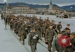 Image des prisonniers de guerre allemands cross Pont Nibelungen plus Donau River Linz en Autriche, 1945, de la seconde 27 séquences d'archives historiques vidéo 65675070988